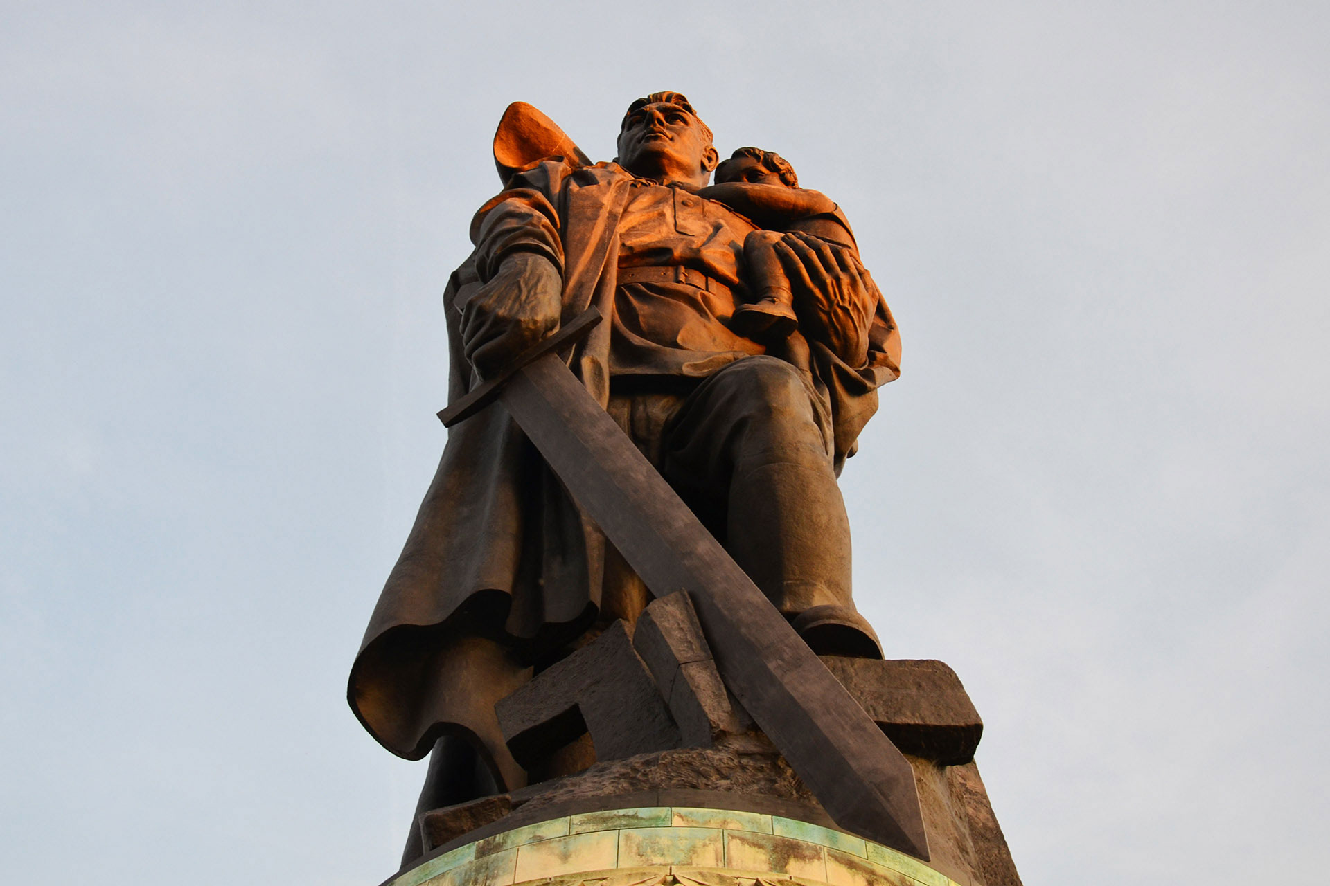 советский солдат в трептов парке