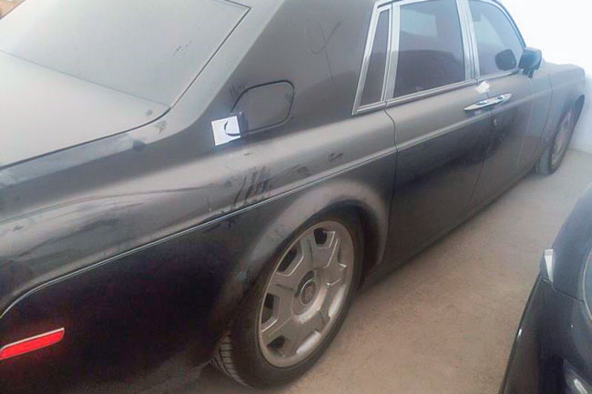 neskolko dorogih avtomobilej vystavili